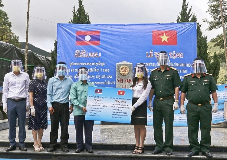 Vietnam assists Laos provinces in Covid-19 fight