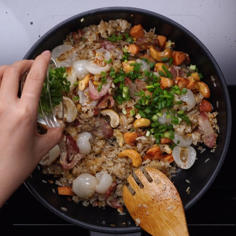Recipe: Fried rice with fresh lychees - video