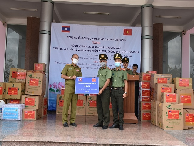 Quang Nam police present medical equipment, supplies to Sekong police (Laos)