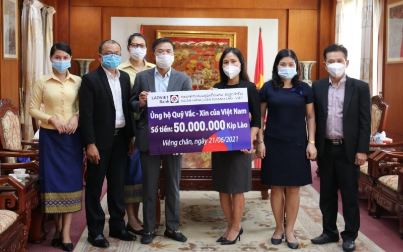 Quang Nam police present medical equipment, supplies to Sekong police (Laos)