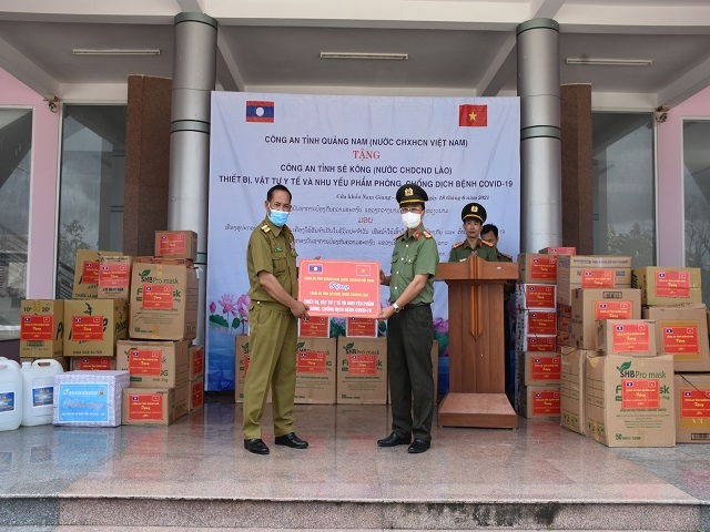 Quang Nam police present medical equipment, supplies to Sekong police (Laos)