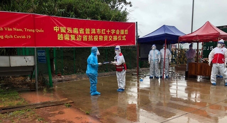 China, Laos present medical supplies to assist Vietnam’s Covid-19 fight