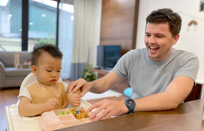 Irish single father adopts Vietnamese baby with cleft palate - video
