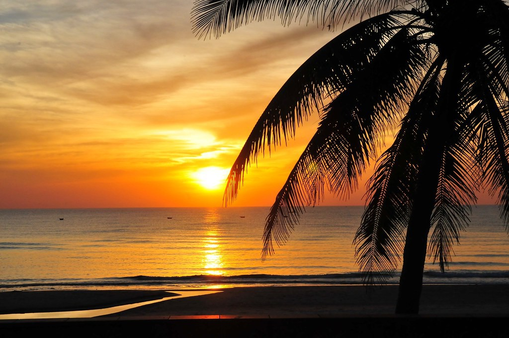 spellbinding sunset in da nang under the lens of a foreign photographer