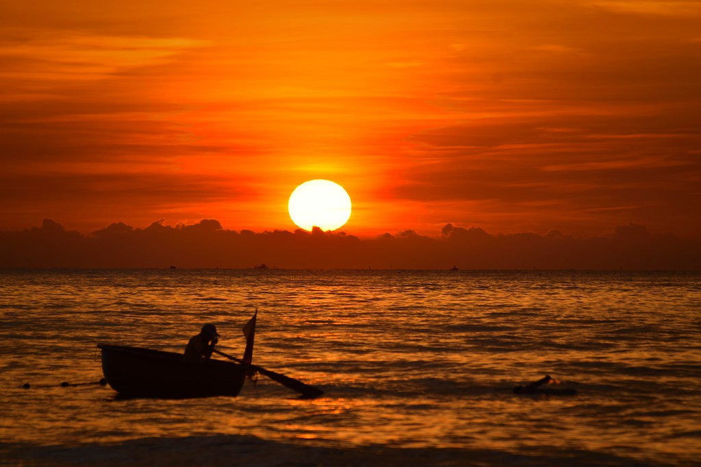 spellbinding sunset in da nang under the lens of a foreign photographer