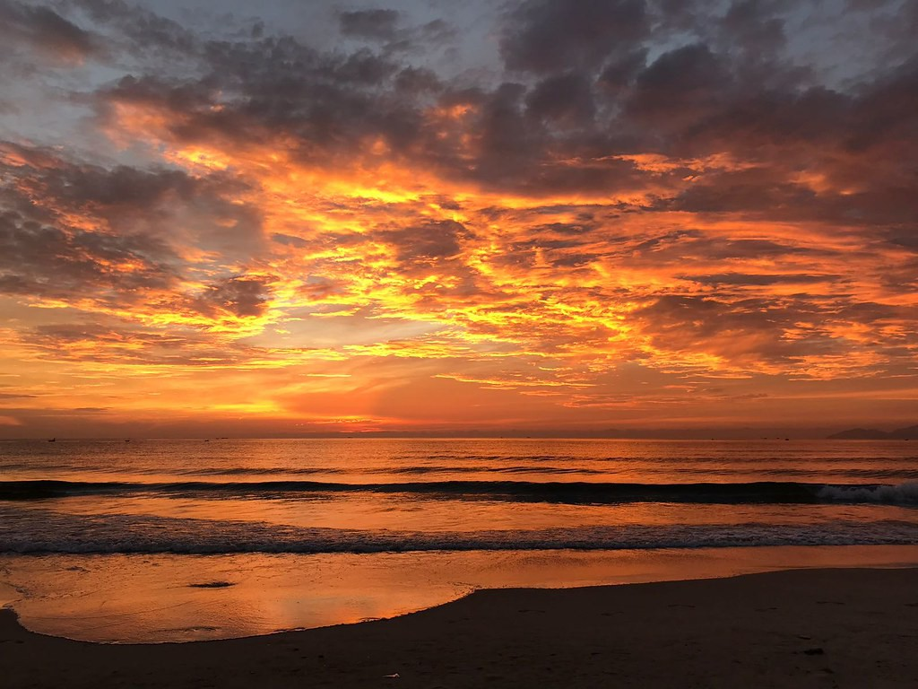 spellbinding sunset in da nang under the lens of a foreign photographer