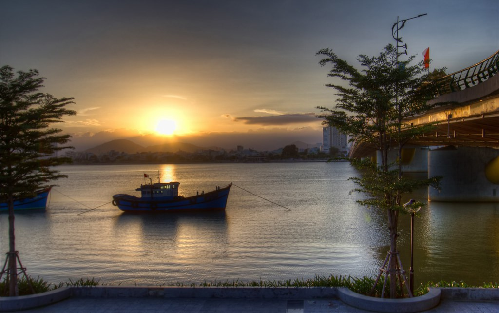 spellbinding sunset in da nang under the lens of a foreign photographer