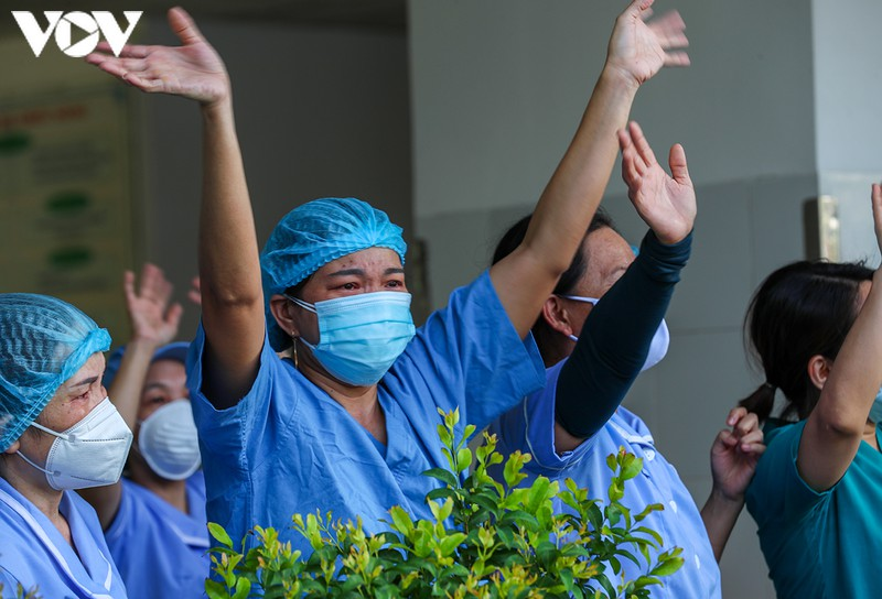 in photos tears falling on date of da nang general hospital lifting lockdown