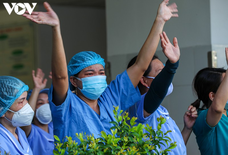 In photos: Tears falling on date of Da Nang General Hospital lifting lockdown