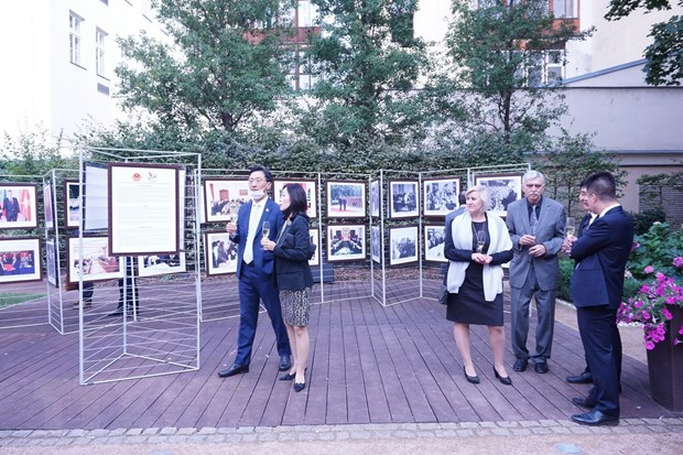 Photo exhibition highlights Vietnam-Czech traditional relations