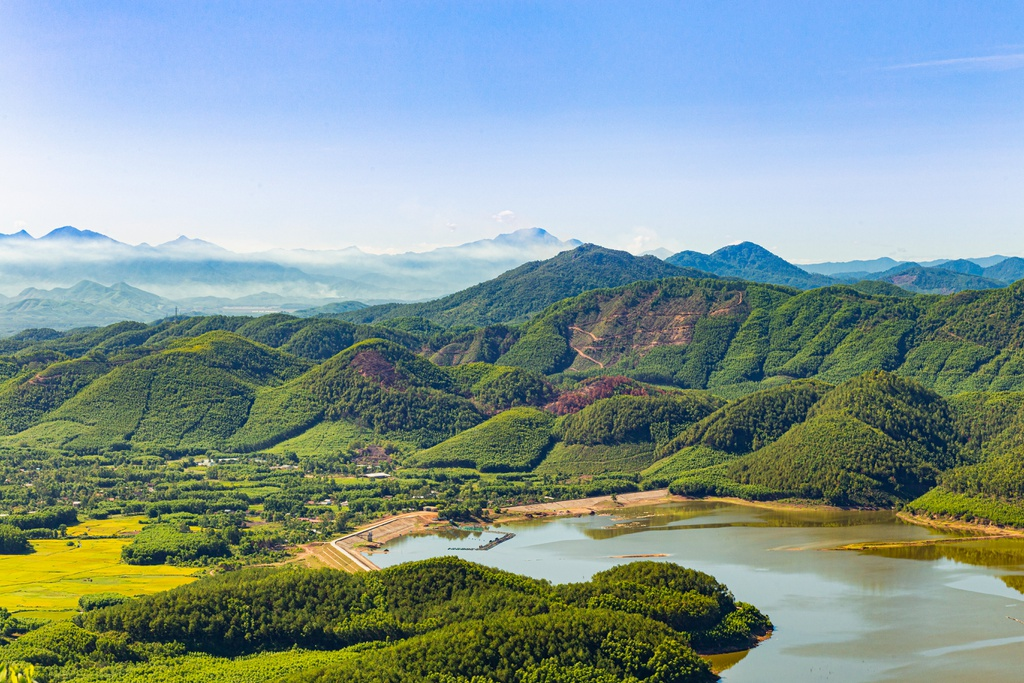 hon vuon mountain a new charm in central vietnam