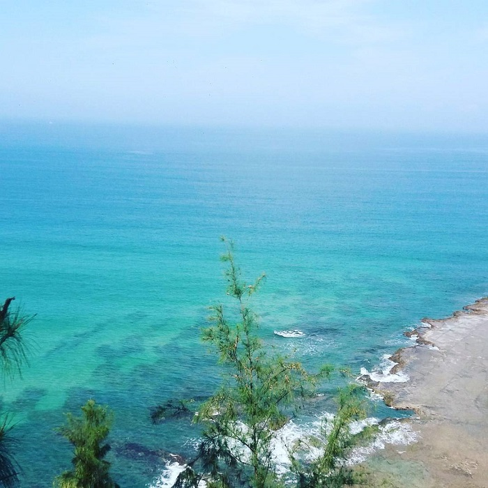 le thuy stunning crescent moon beach in central vietnam