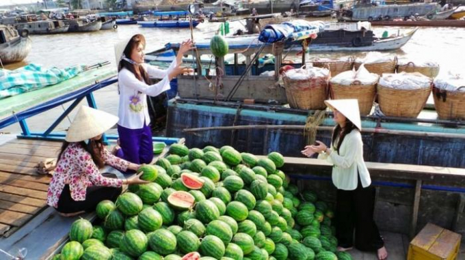 tra on floating market enduring cultural trait of vietnams mekong delta