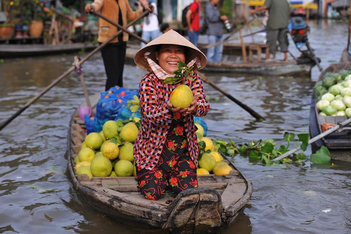 tra on floating market enduring cultural trait of vietnams mekong delta