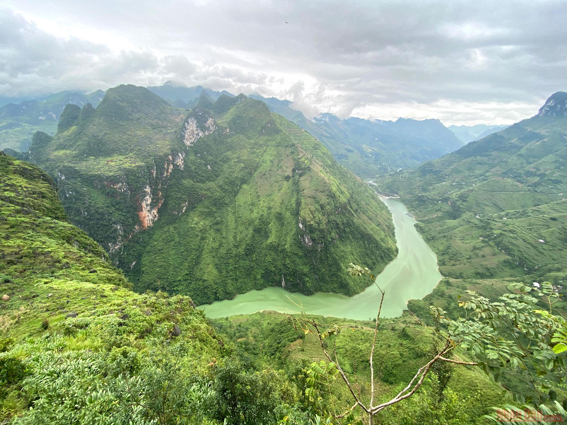 spectacular angles of nho que river in northern vietnam