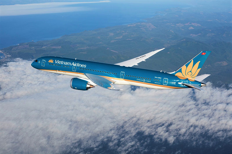 Vietnam Airlines resumes the first int’l commercial flight entering Vietnam