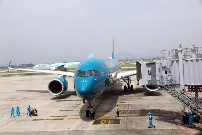 First commercial flight enters Vietnam after months of suspension due to COVID-19