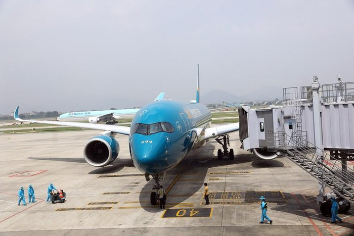 first commercial flight enters vietnam after months of suspension due to covid 19