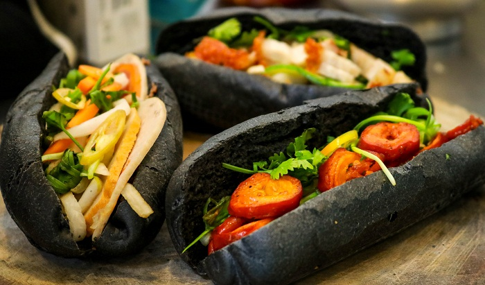 Unique black-colored dishes draw Vietnamese youngsters' favor