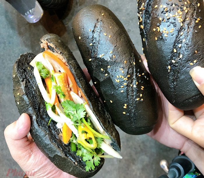 Unique black-colored dishes draw Vietnamese youngsters' favor