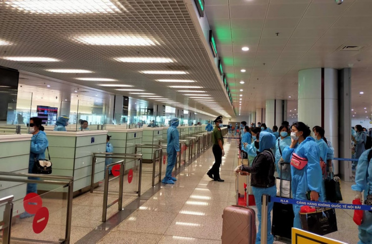 Why international commercial flights entering Vietnam again temporarily suspended