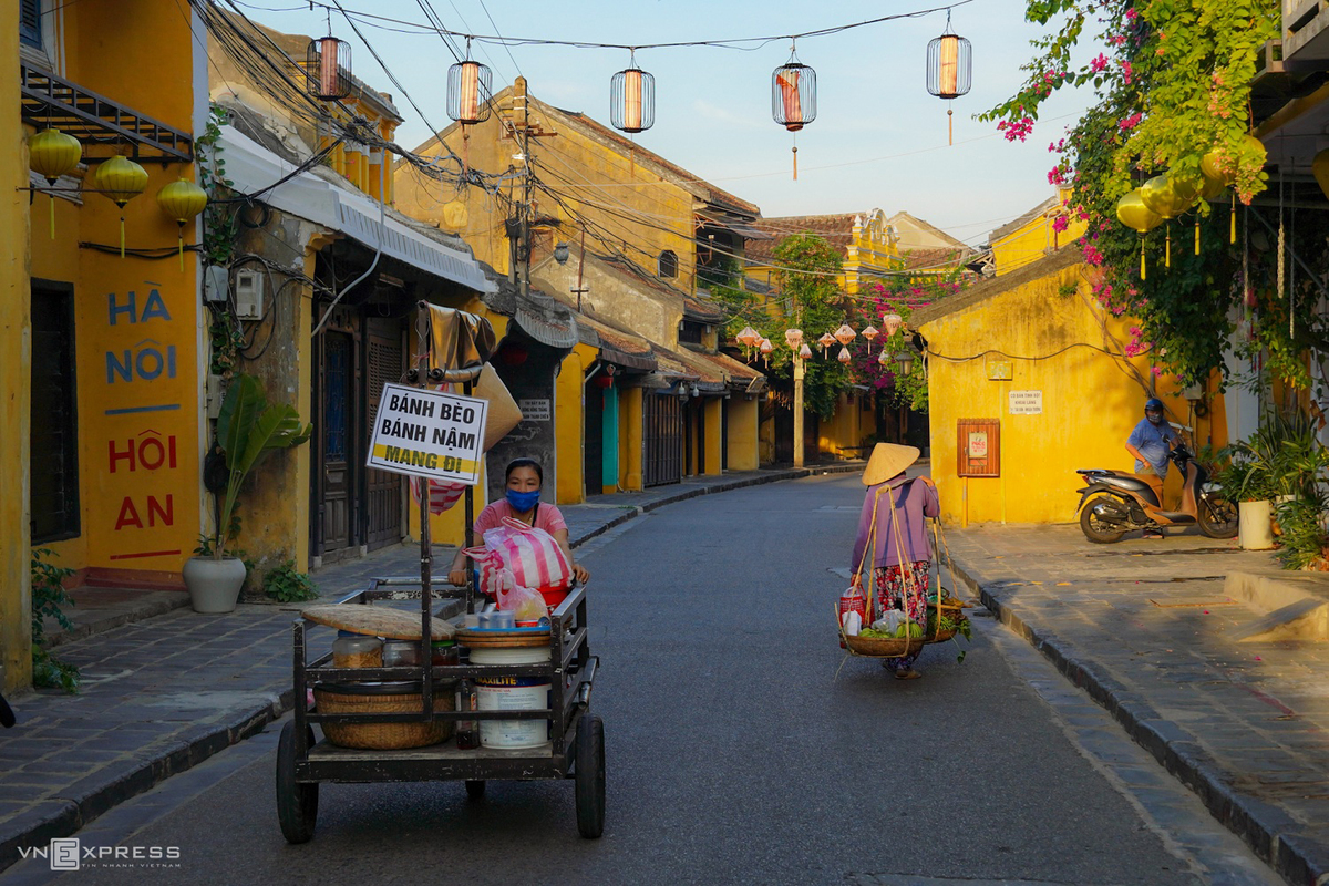 A glimpse of poetic Hoi An Ancient Town in autumn