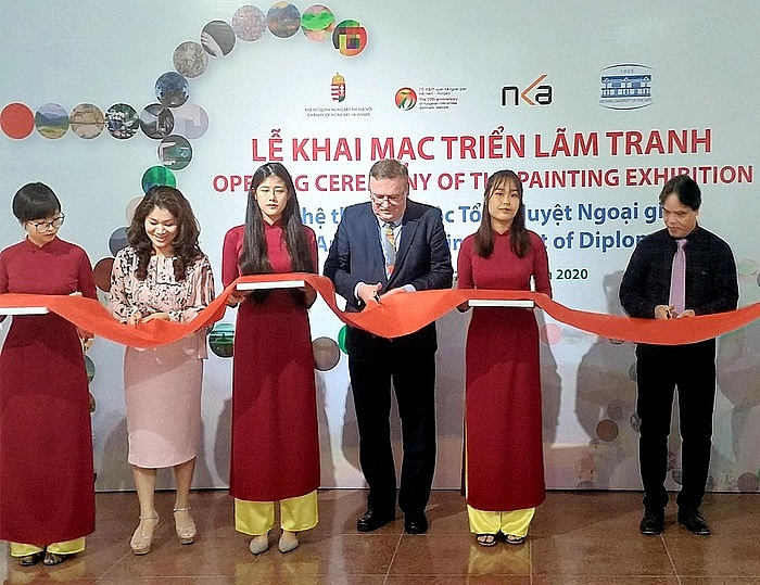 Painting exhibition celebrates 70th anniversary of establishing Vietnam- Hungary diplomatic relations