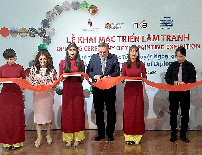 painting exhibition celebrates 70th anniversary of establishing vietnam hungary diplomatic relations