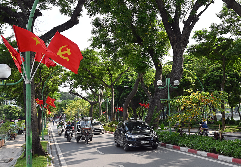 Hanoi streets brilliantly decorated to celebrate 1010th anniversary of Thang Long – Hanoi