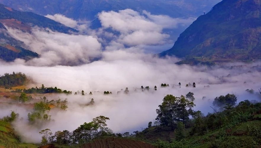 exploring valley of clouds in northern vietnam