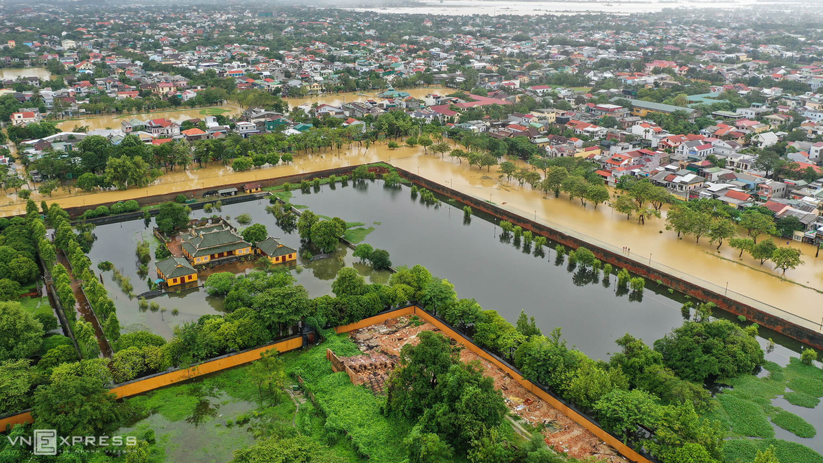 Hue Imperial City submerged by floodwaters