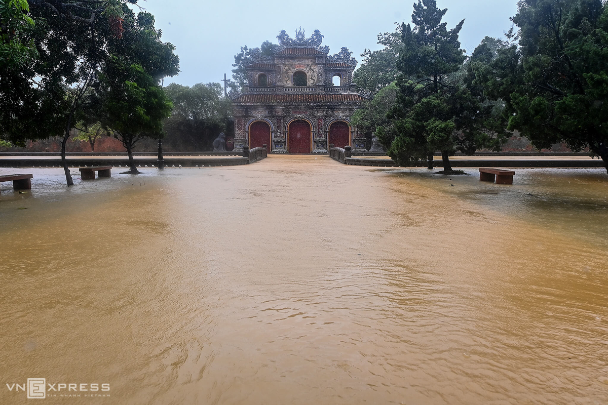 Hue Imperial City submerged by floodwaters
