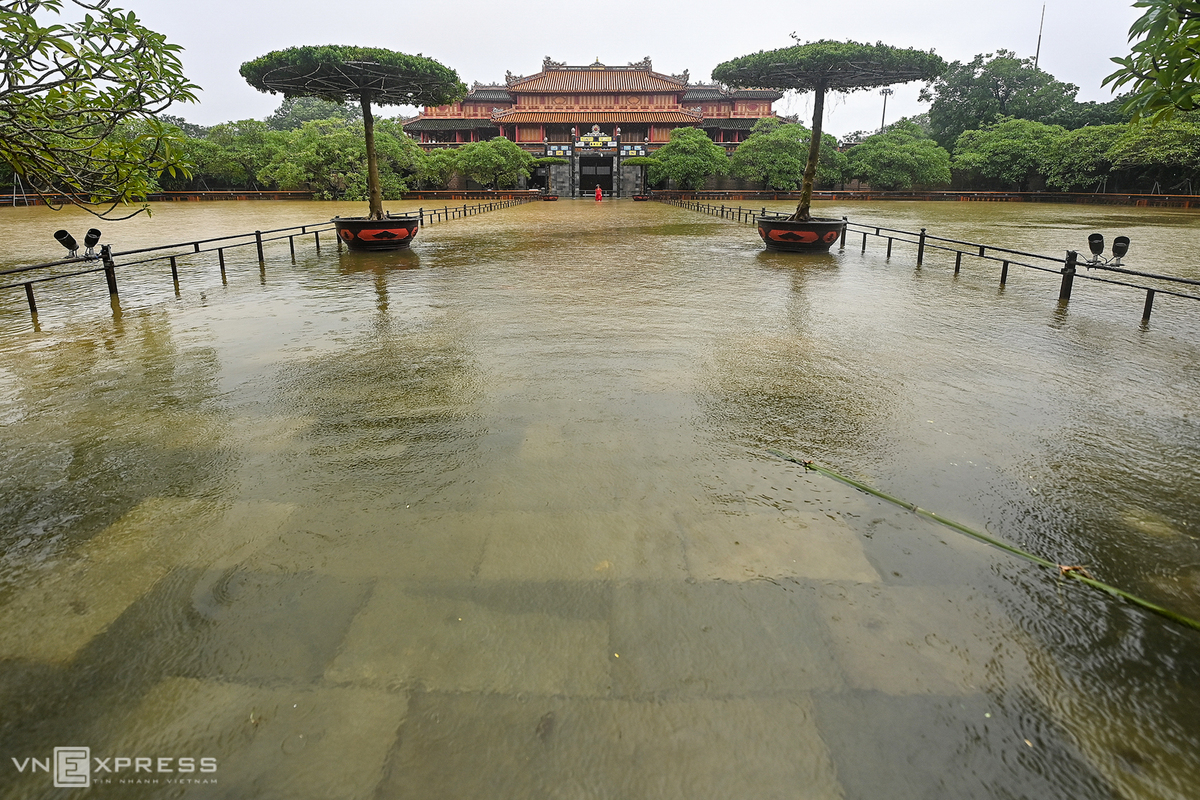 Hue Imperial City submerged by floodwaters