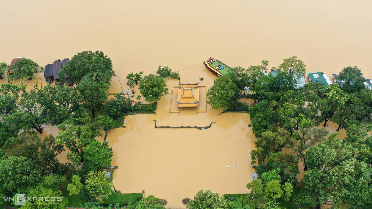 Hue Imperial City submerged by floodwaters