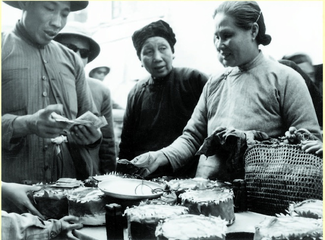 Street vendors in Hanoi in the old days