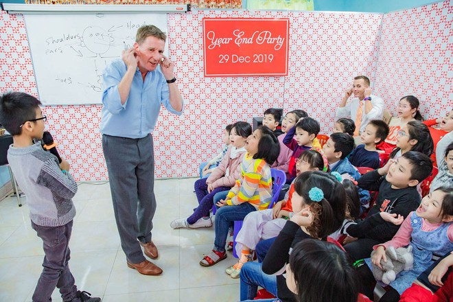 Foreigner shows gratitude to Vietnam by doing voluntary work