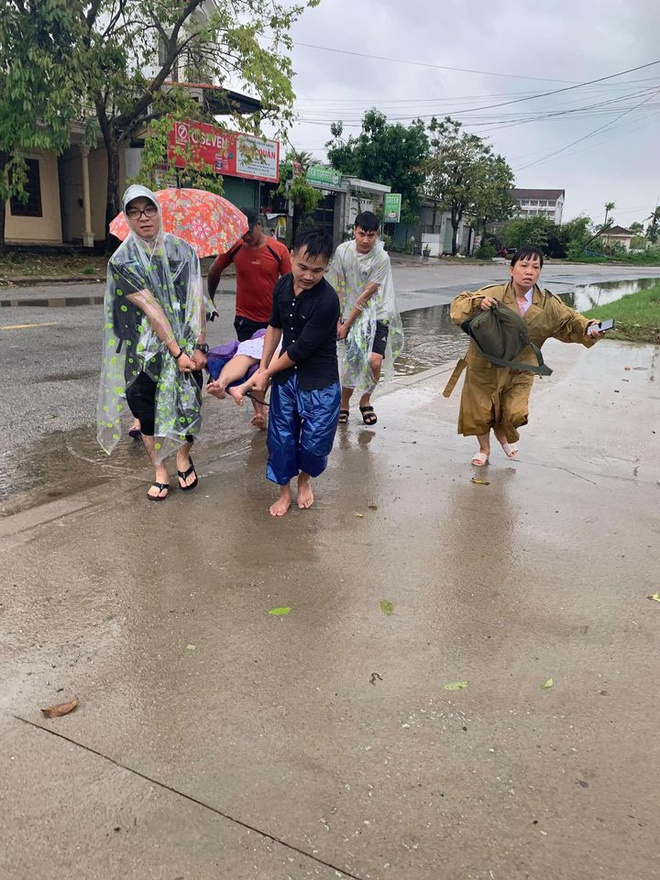 Heart-warming stories amidst flood in Central Vietnam