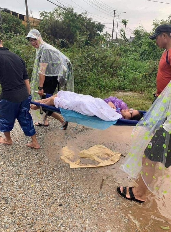 Heart-warming stories amidst flood in Central Vietnam