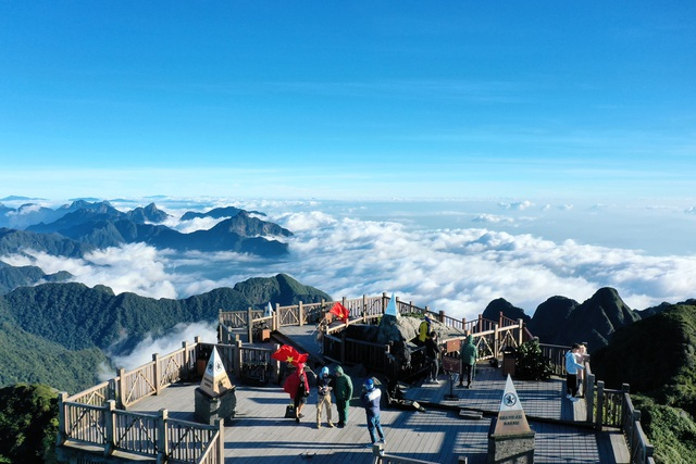 Fansipan Mount, a paradise for cloud-hunters