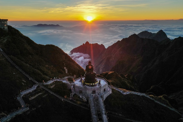 Fansipan Mount, a paradise for cloud-hunters