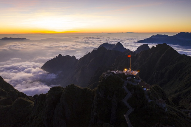 Fansipan Mount, a paradise for cloud-hunters