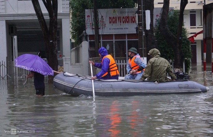 Flooding in central Vietnam updates: 102 deaths, 90,000 people evacuated