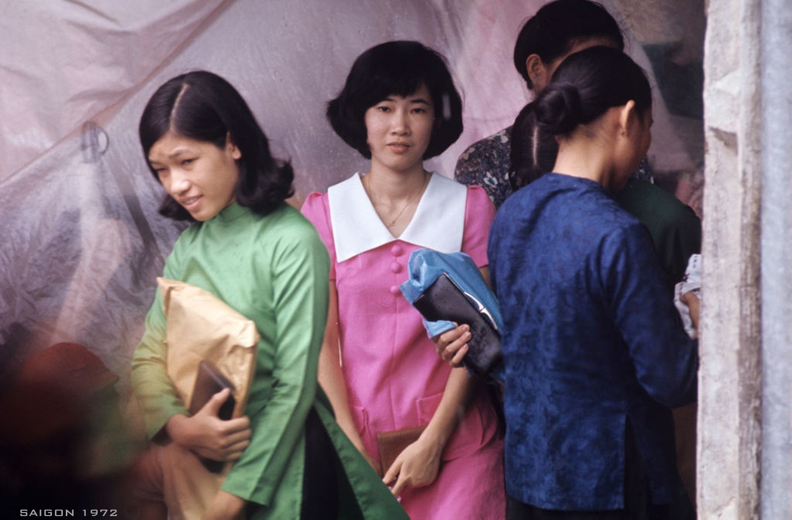 interesting photos of saigon women in 1972 under us photographers lens