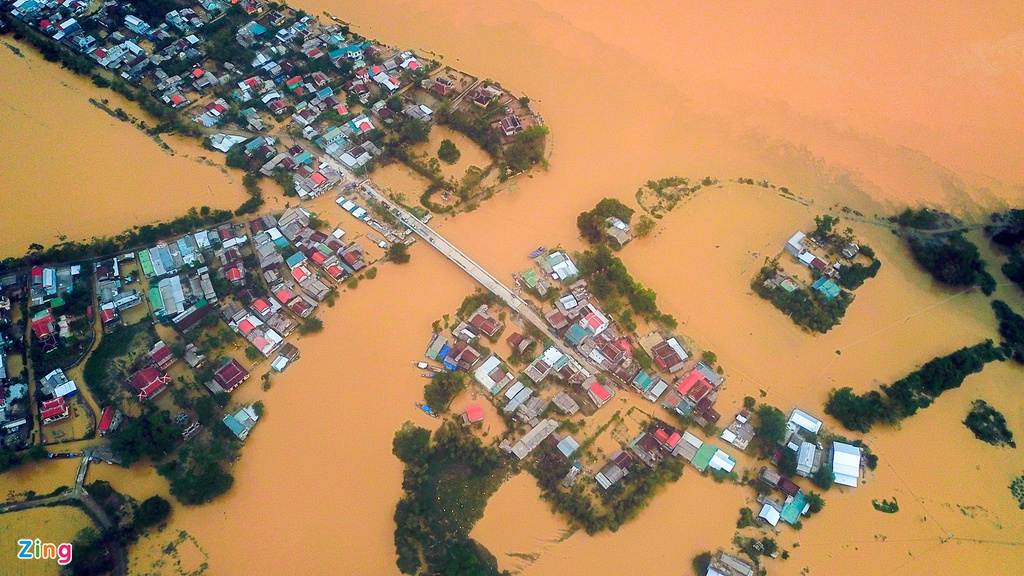 In photos: Thousands of houses in Thua Thien Hue inundated in water