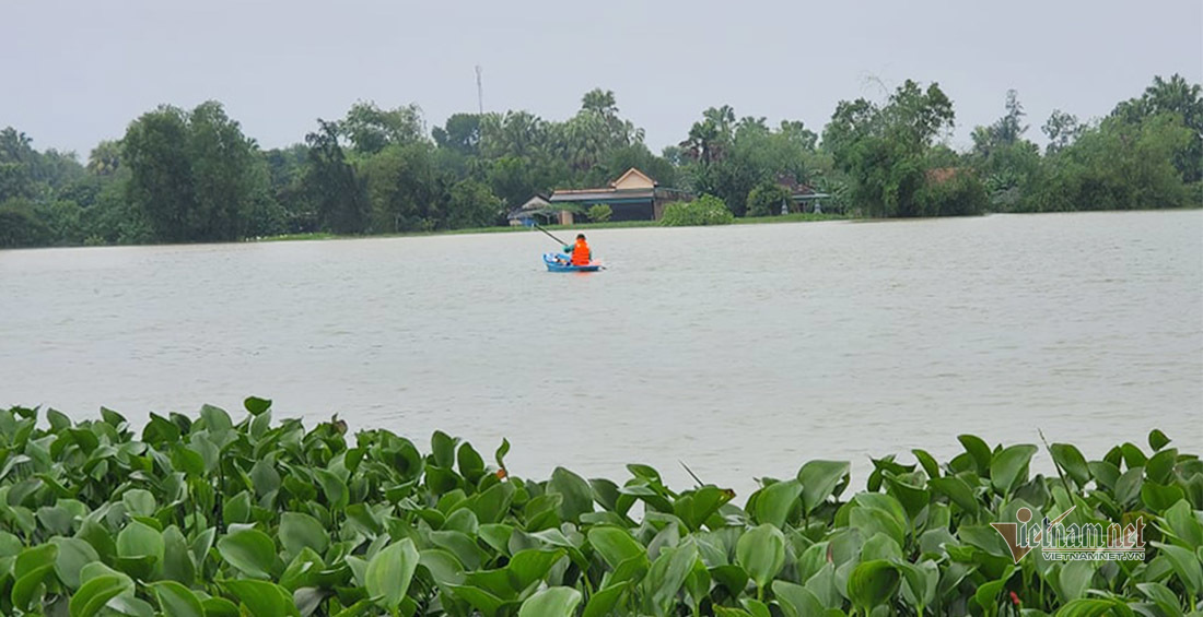 Fridges turned into lifeboats during record flooding in central Vietnam