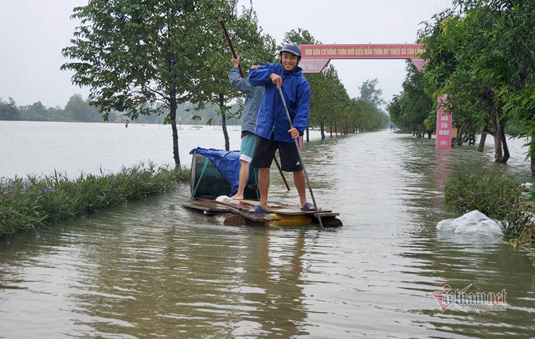 Fridges turned into lifeboats during record flooding in central Vietnam