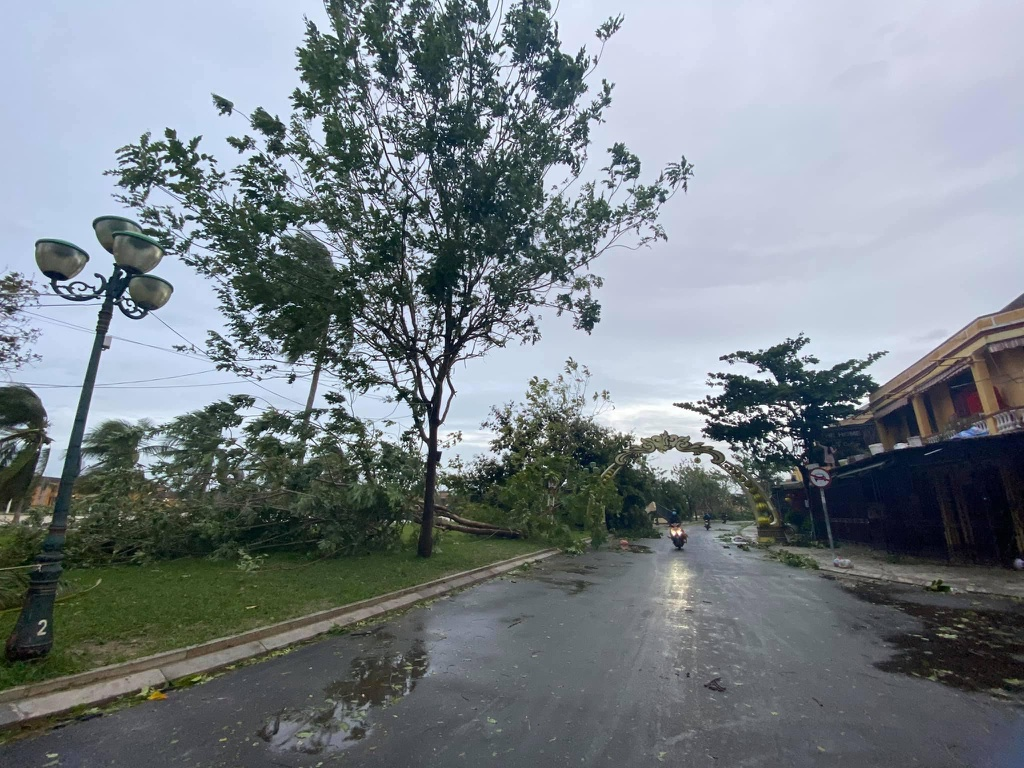 Hoi An ancient town wrecked after storm Molave