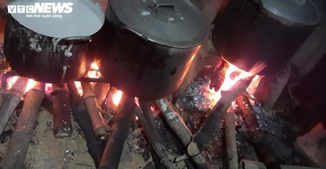 Ha Tinh people in central Vietnam cook rice cakes for flood victims in Nghe An