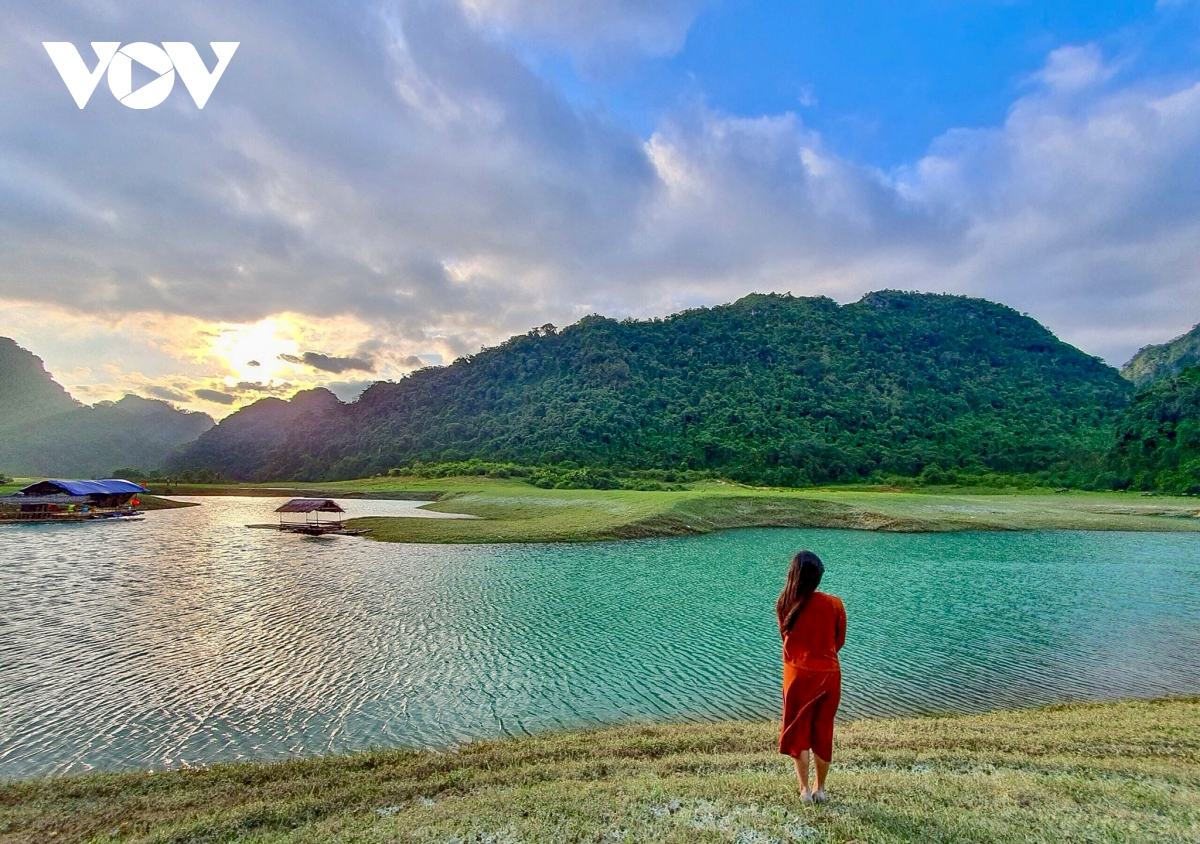 Exploring peaceful beauty of Huu Lien grassland in northern Vietnam