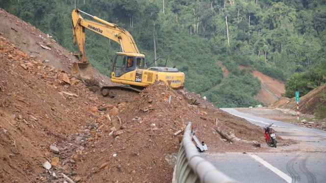 Roads in central Vietnam heavily ruined by storm Molave